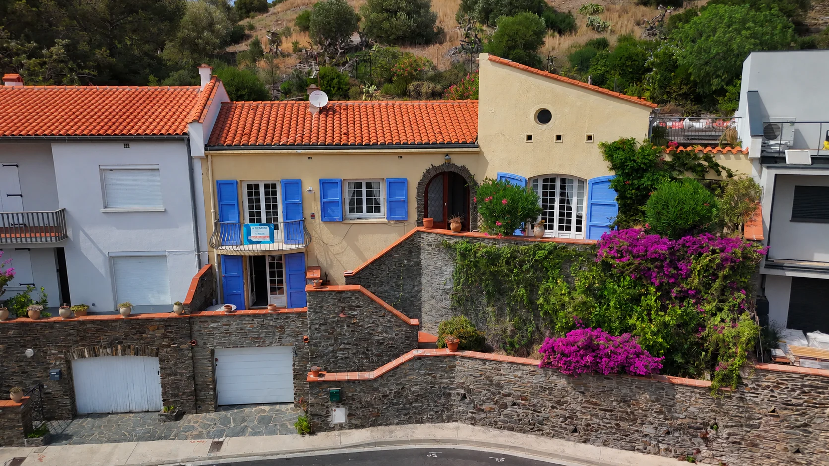 Maison entre ville et relief